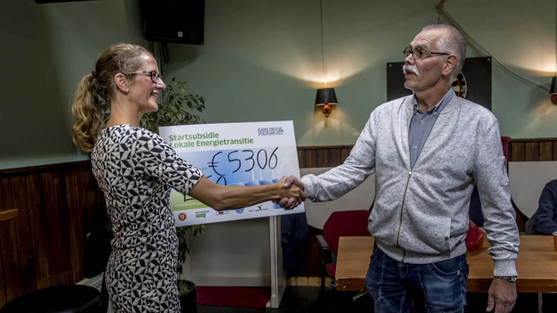 Nienke geeft cheque.png